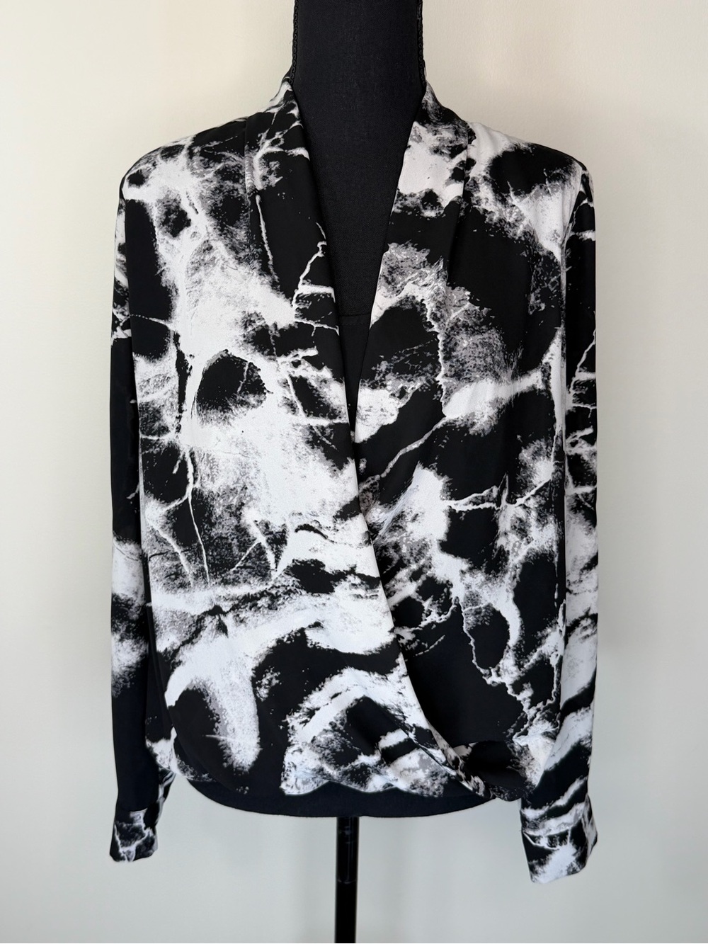 Alfani Blouse Womens 8 Black Abstract Surplice V-Neck Long Roll Tab Sleeve Top